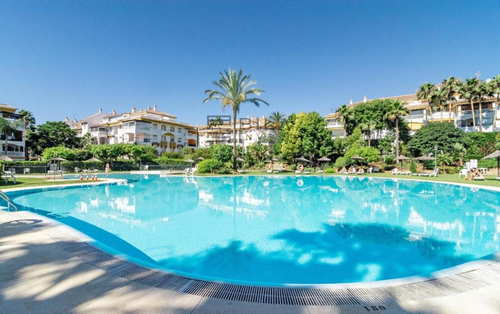 Jardí de Pis en venda en Marbella amb Aire condicionat, Terrassa i Piscina