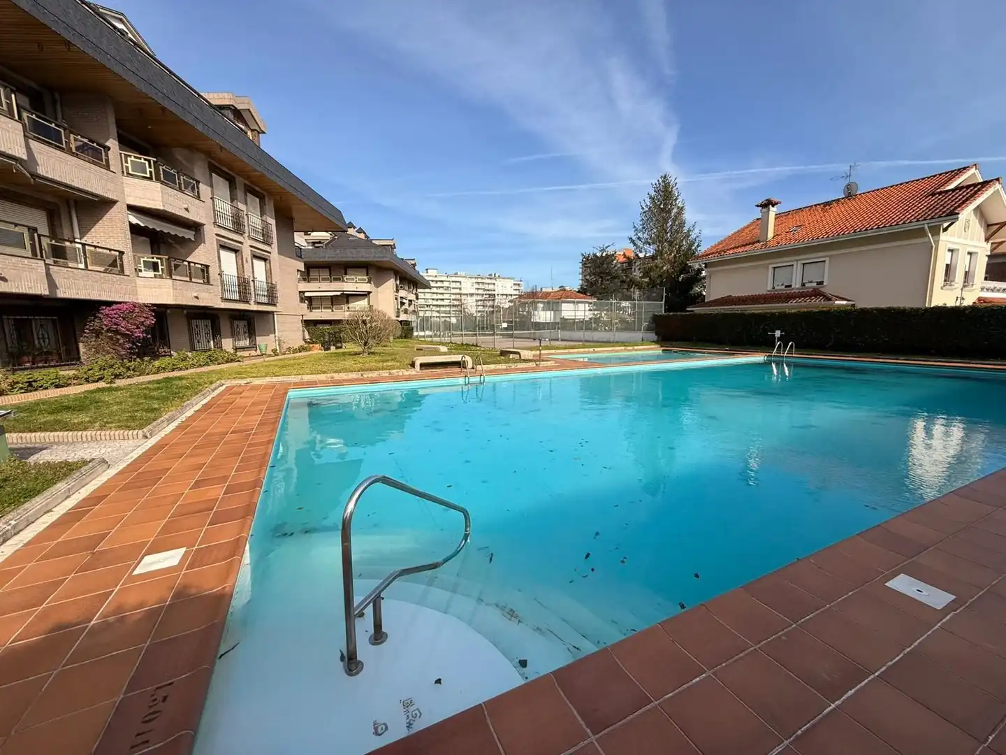 Piscina de Apartamento de alquiler en Laredo con Calefacción, Terraza y Amueblado