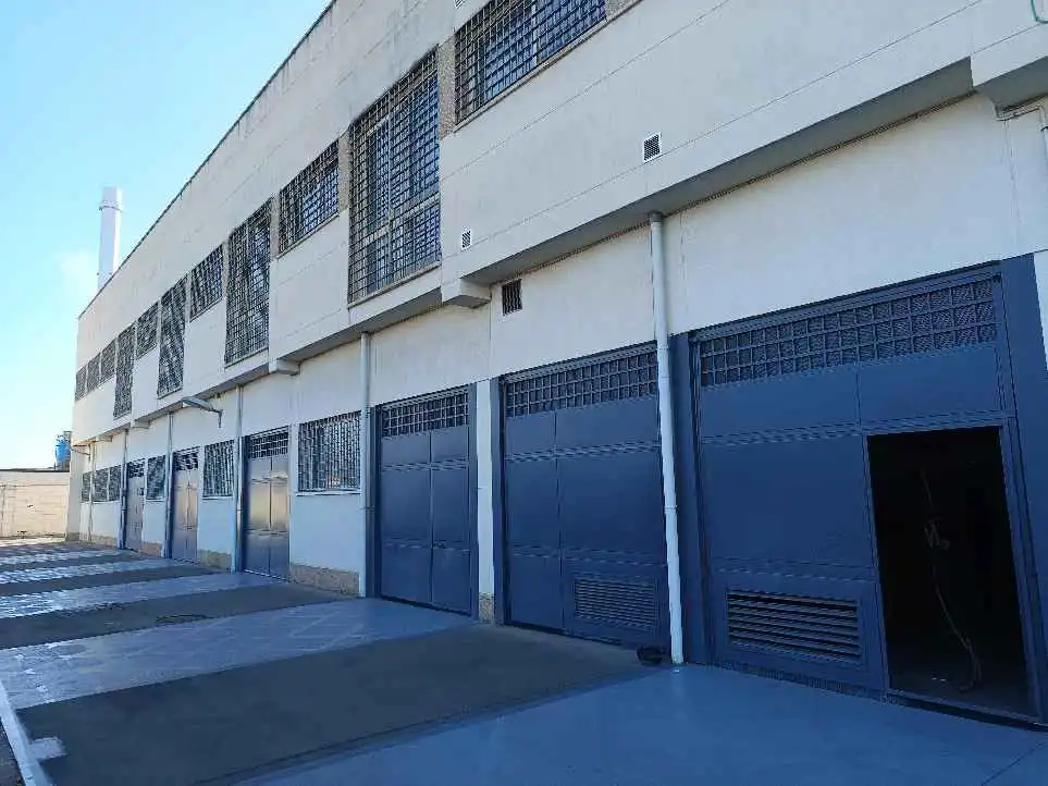 Vista exterior de Nave industrial en venta en Córdoba con Alarma