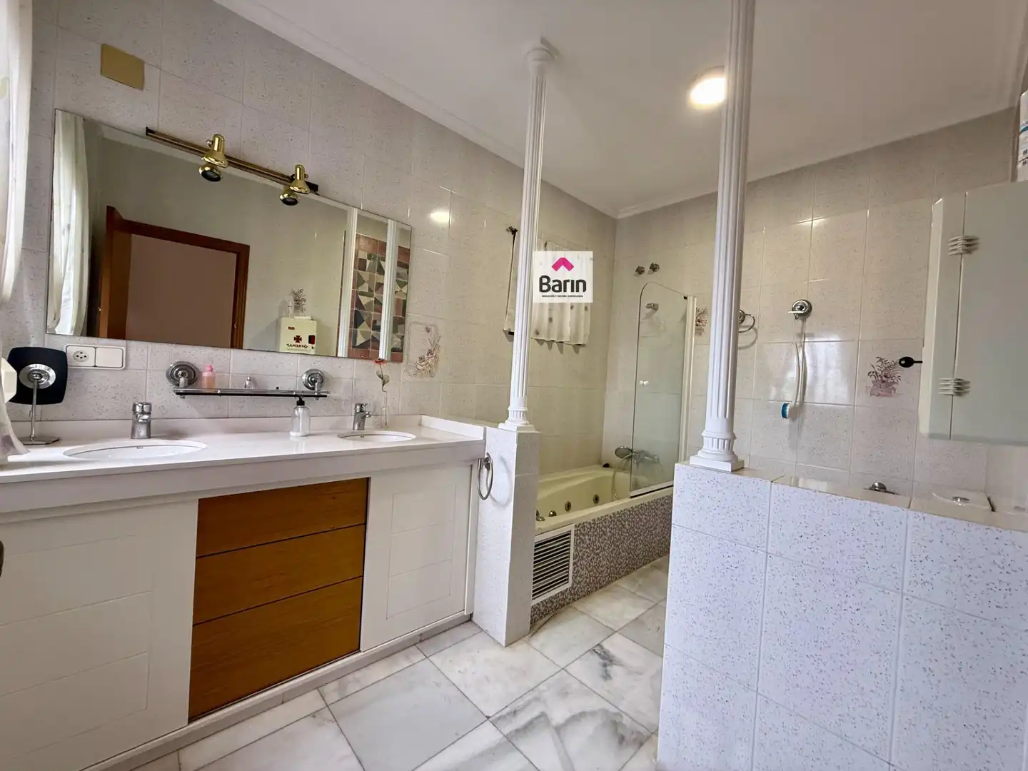 Bany de Casa o xalet en venda en Córdoba amb Jardí privat, Terrassa i Traster