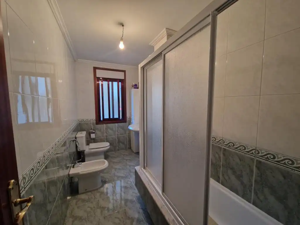 Baño de Apartamento en venta en Boiro con Calefacción, Parquet y Trastero