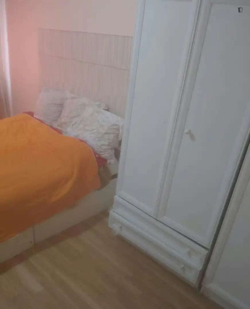 Dormitori de Apartament per a compartir en Barcelona amb Moblat, Forn i Rentadora