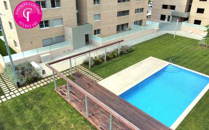 Swimming pool of Flat for sale in Girona Capital  with Air Conditioner, Swimming Pool and Balcony