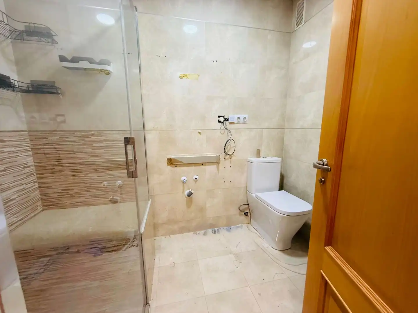 Bathroom of Flat for sale in Vélez-Málaga  with Air Conditioner, Heating and Storage room