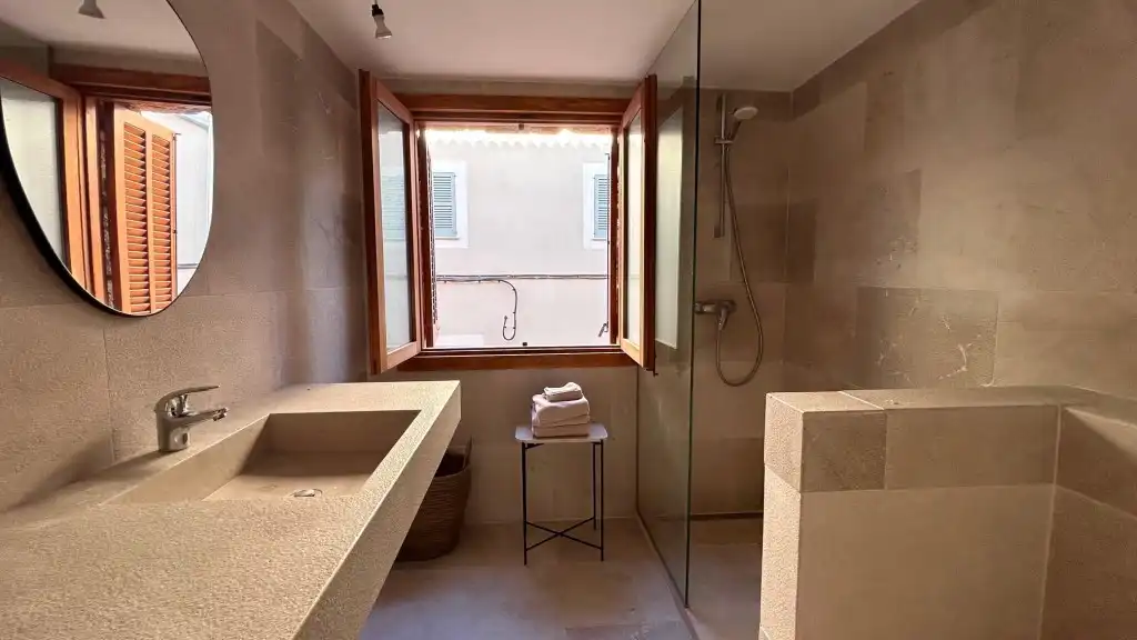Badezimmer von Wohnungen zur Miete in Pollença mit Klimaanlage, Terrasse und Möbliert