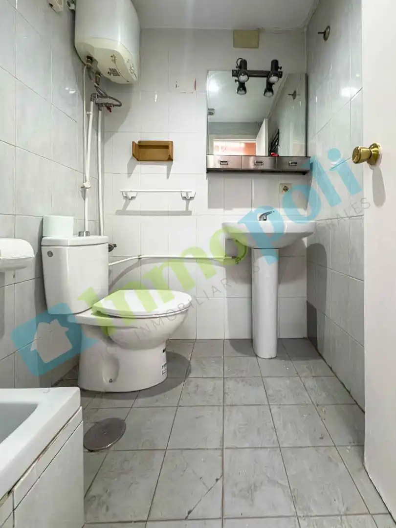 Bany de Local de lloguer en Badajoz amb Aire condicionat