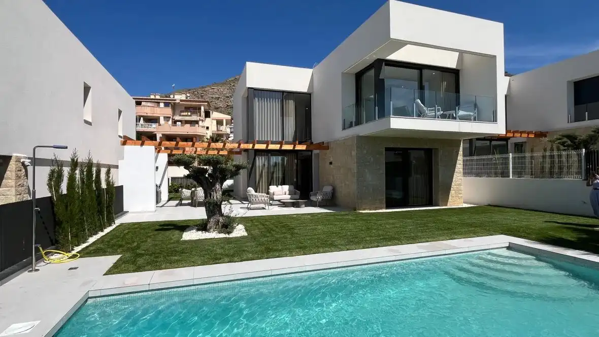 Chalet con piscina en venta en Carrer Berlin, imagen 2