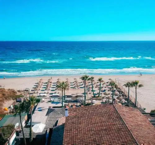 Vista exterior de Àtic en venda en Marbella amb Aire condicionat, Terrassa i Piscina comunitària