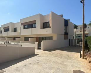 Vista exterior de Casa adosada en venda en El Ejido amb Jardí privat, Terrassa i Piscina comunitària