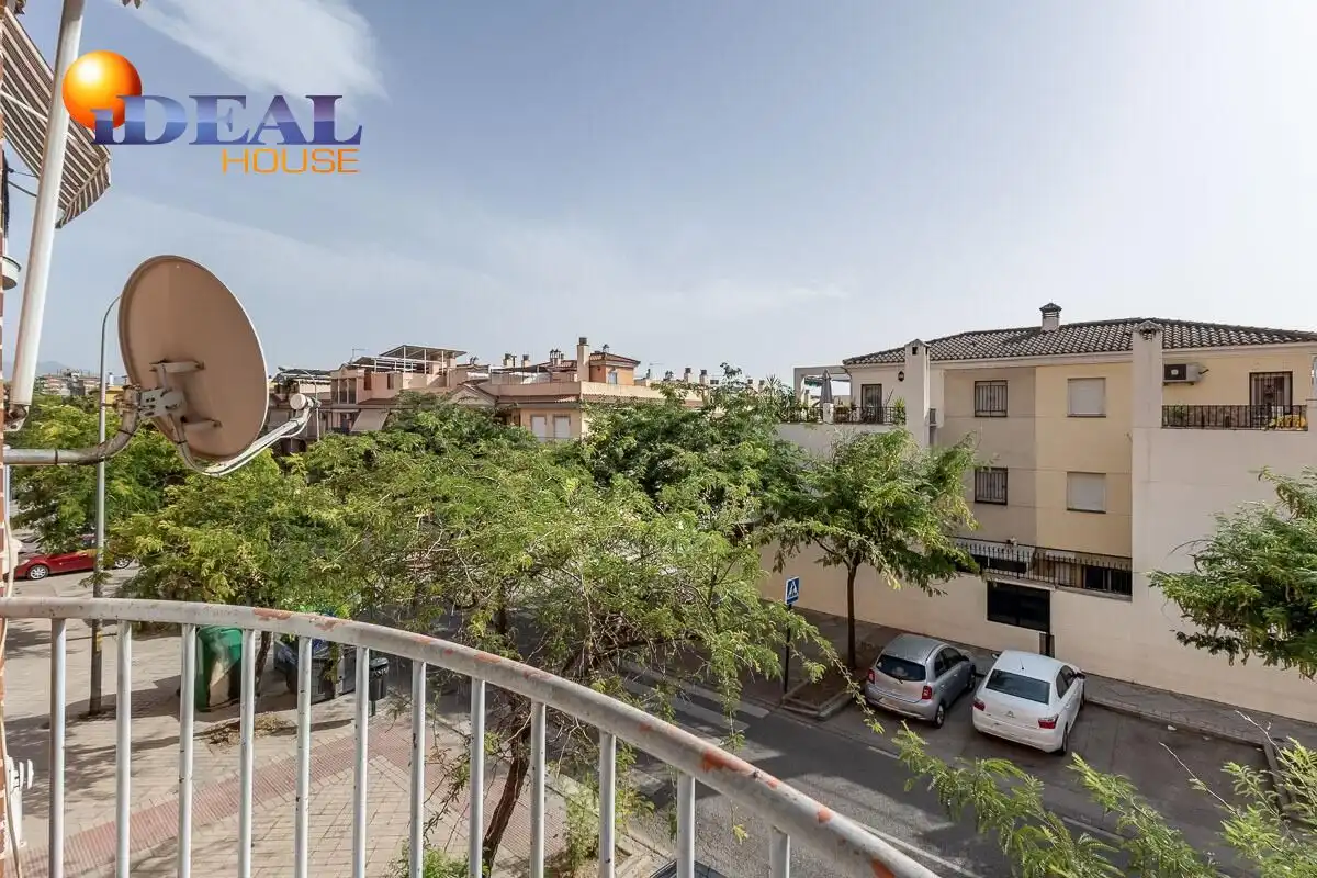 Vista exterior de Pis en venda en Granada amb Balcó