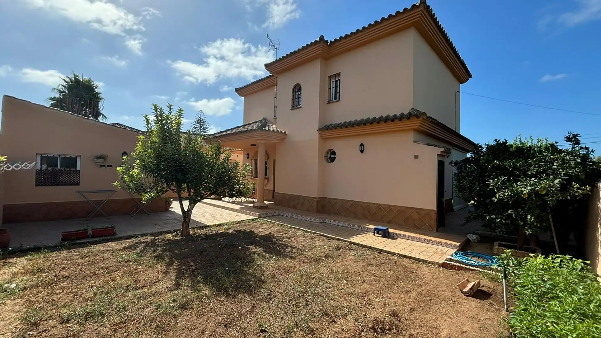 Vista exterior de Casa o xalet en venda en Chiclana de la Frontera amb Aire condicionat, Jardí privat i Traster