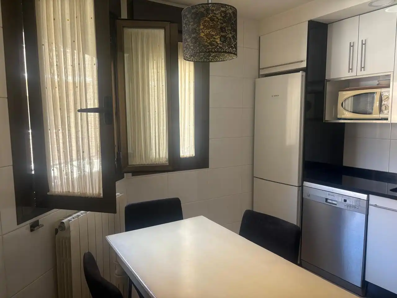 Cuina de Casa o xalet en venda en Zaragoza amb Aire condicionat, Calefacció i Jardí privat
