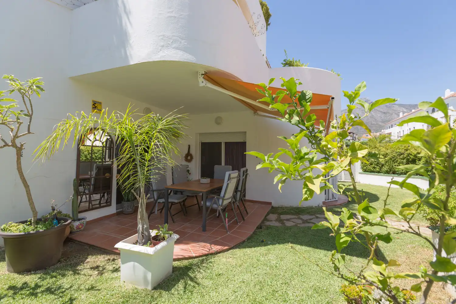 Terrasse von Wohnungen zum Verkauf in Marbella mit Klimaanlage, Privatgarten und Terrasse