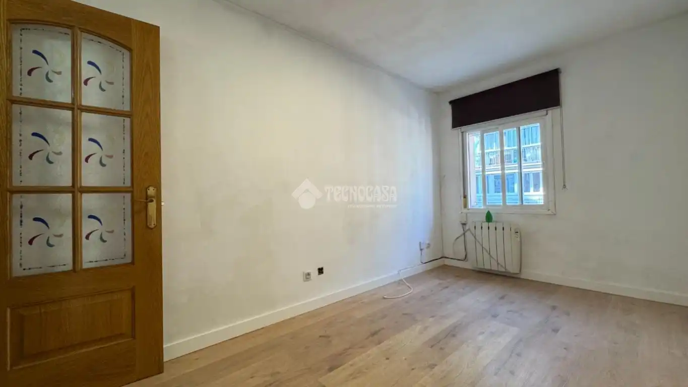 Bedroom of Flat for sale in Madrid  with Air Conditioner