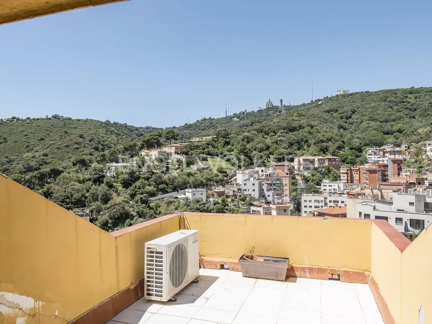 Vista exterior de Casa o xalet en venda en Barcelona amb Calefacció, Terrassa i Piscina