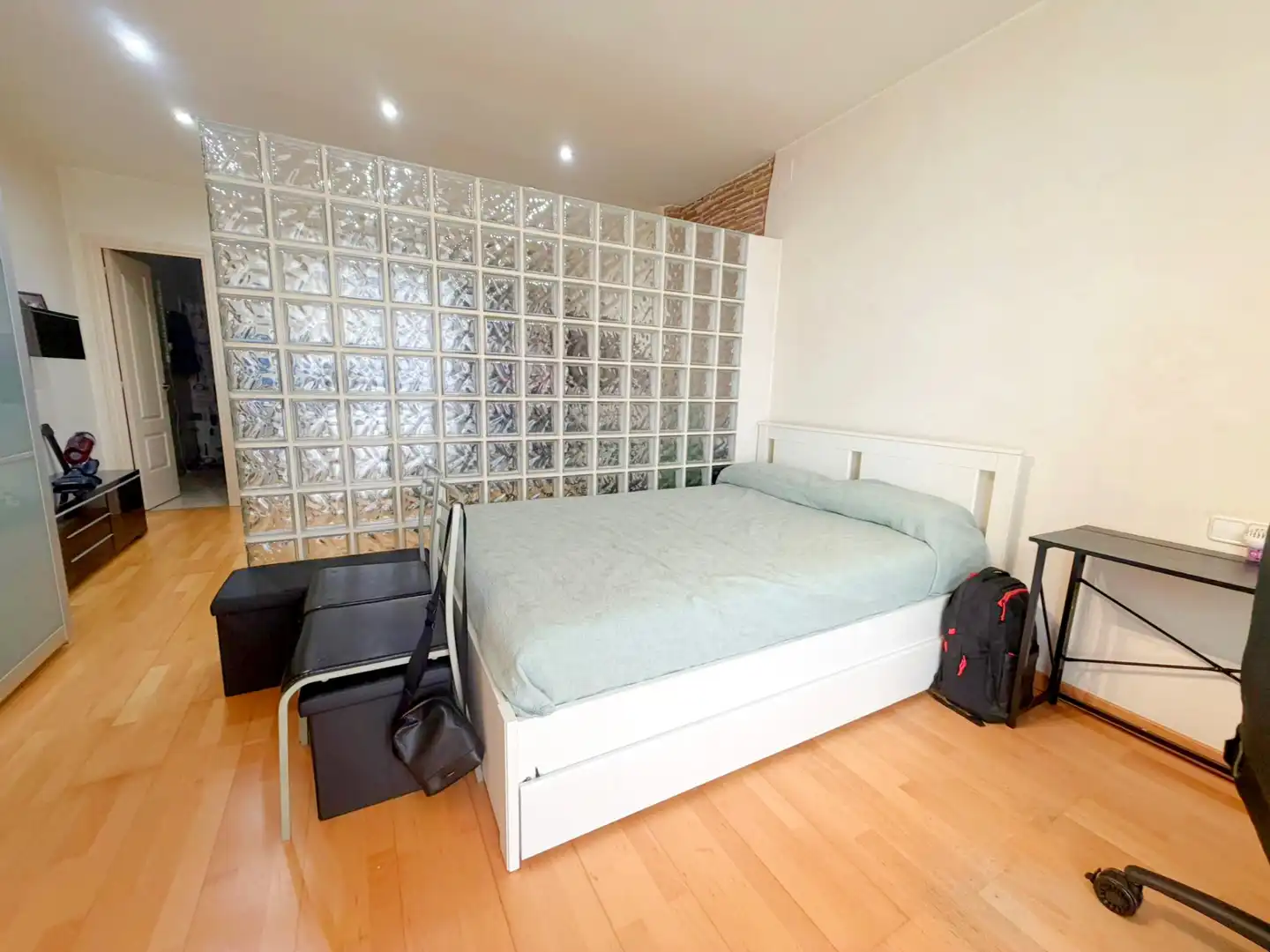 Schlafzimmer von Wohnung zum Verkauf in Barcelona mit Klimaanlage, Parkett und Ofen