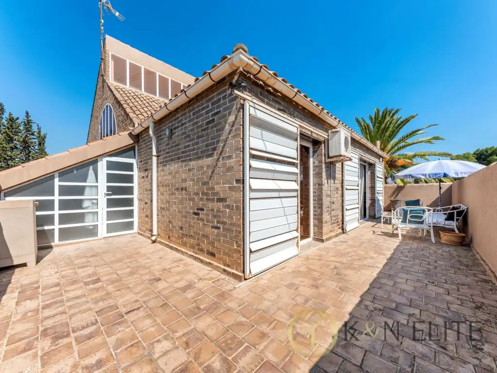 Vista exterior de Casa o xalet en venda en Sant Joan d'Alacant amb Aire condicionat, Jardí privat i Terrassa