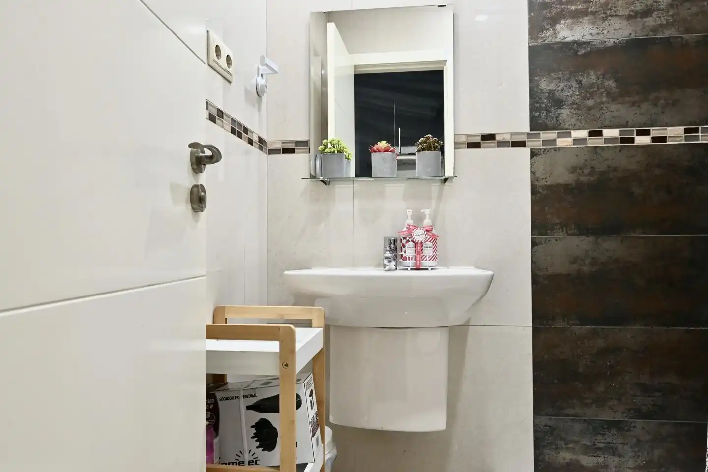 Bathroom of Study for rent in Madrid  with Air Conditioner, Heating and Furnished