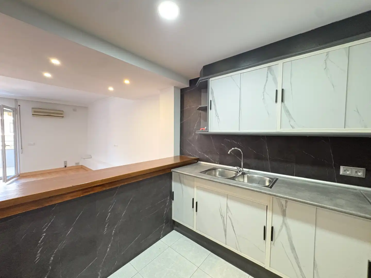 Cuina de Apartament en venda en Roses amb Aire condicionat, Terrassa i Balcó