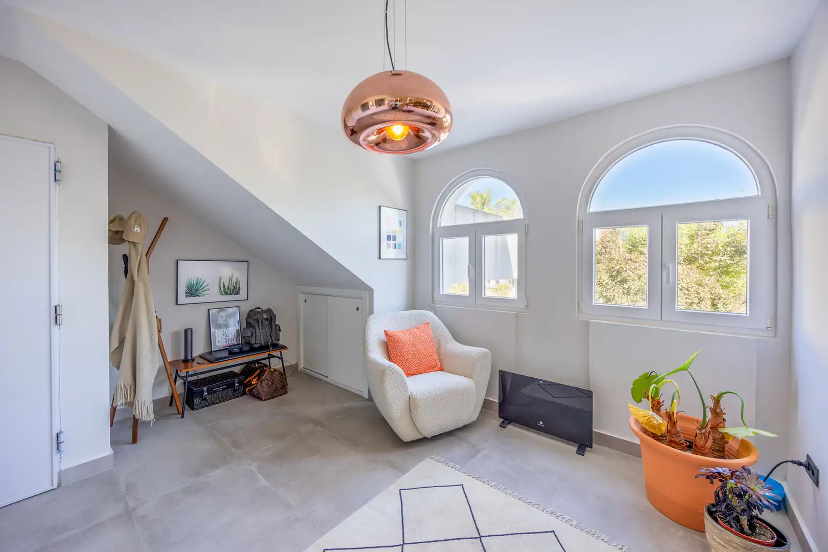 Wohnzimmer von Erdgeschoss zum Verkauf in Sotogrande mit Klimaanlage, Privatgarten und Terrasse