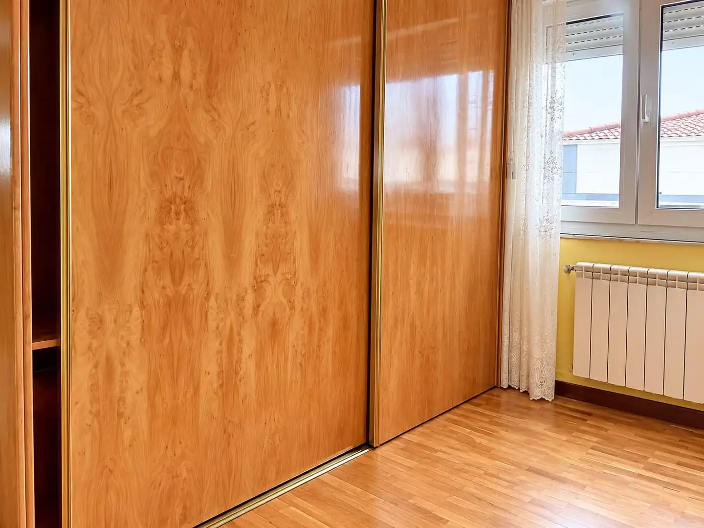 Dormitori de Pis en venda en Gijón  amb Calefacció, Traster i Moblat