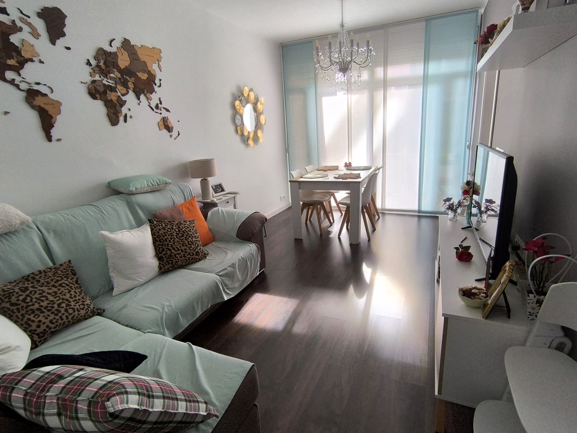 Sala d'estar de Pis en venda en L'Hospitalet de Llobregat amb Aire condicionat, Calefacció i Parquet