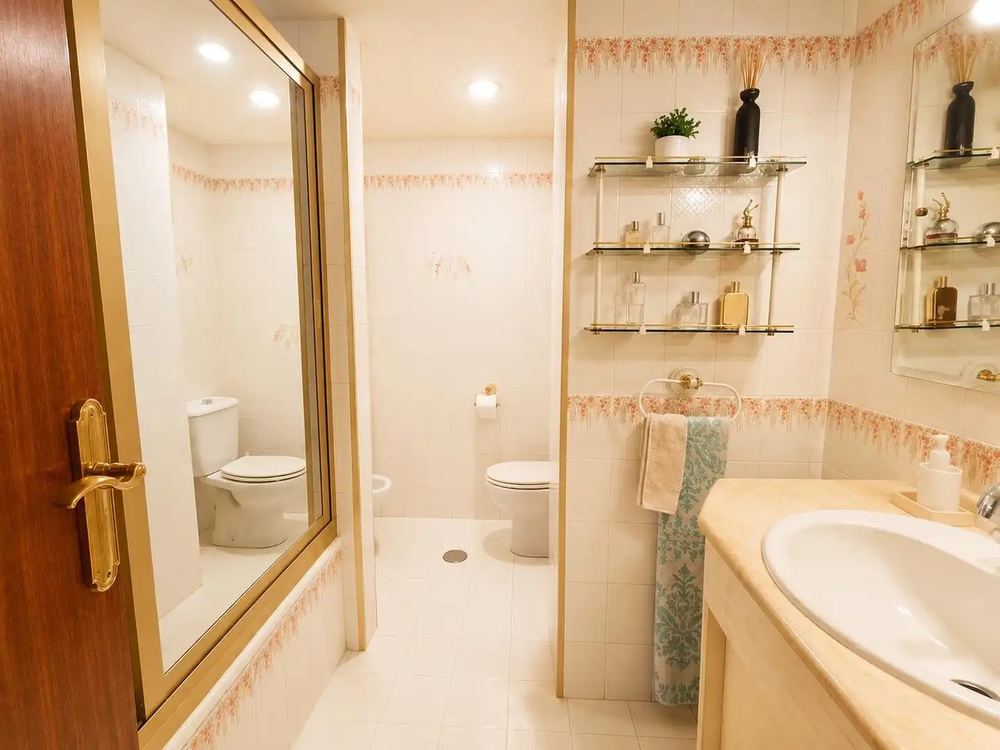Baño de Piso en venta en Granada con Jardín privado, Parquet y Piscina comunitaria