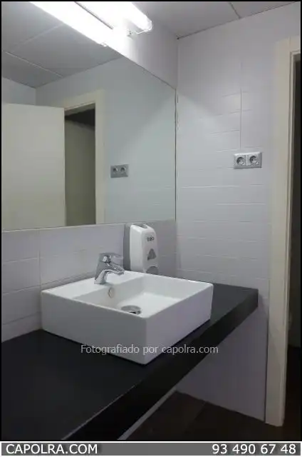 Baño de Oficina de alquiler en Barcelona con Aire acondicionado y Calefacción