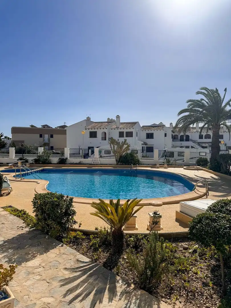 Schwimmbecken von Einfamilien-Reihenhaus zur Miete in Orihuela mit Klimaanlage, Schwimmbad und Gemeinschaftspool