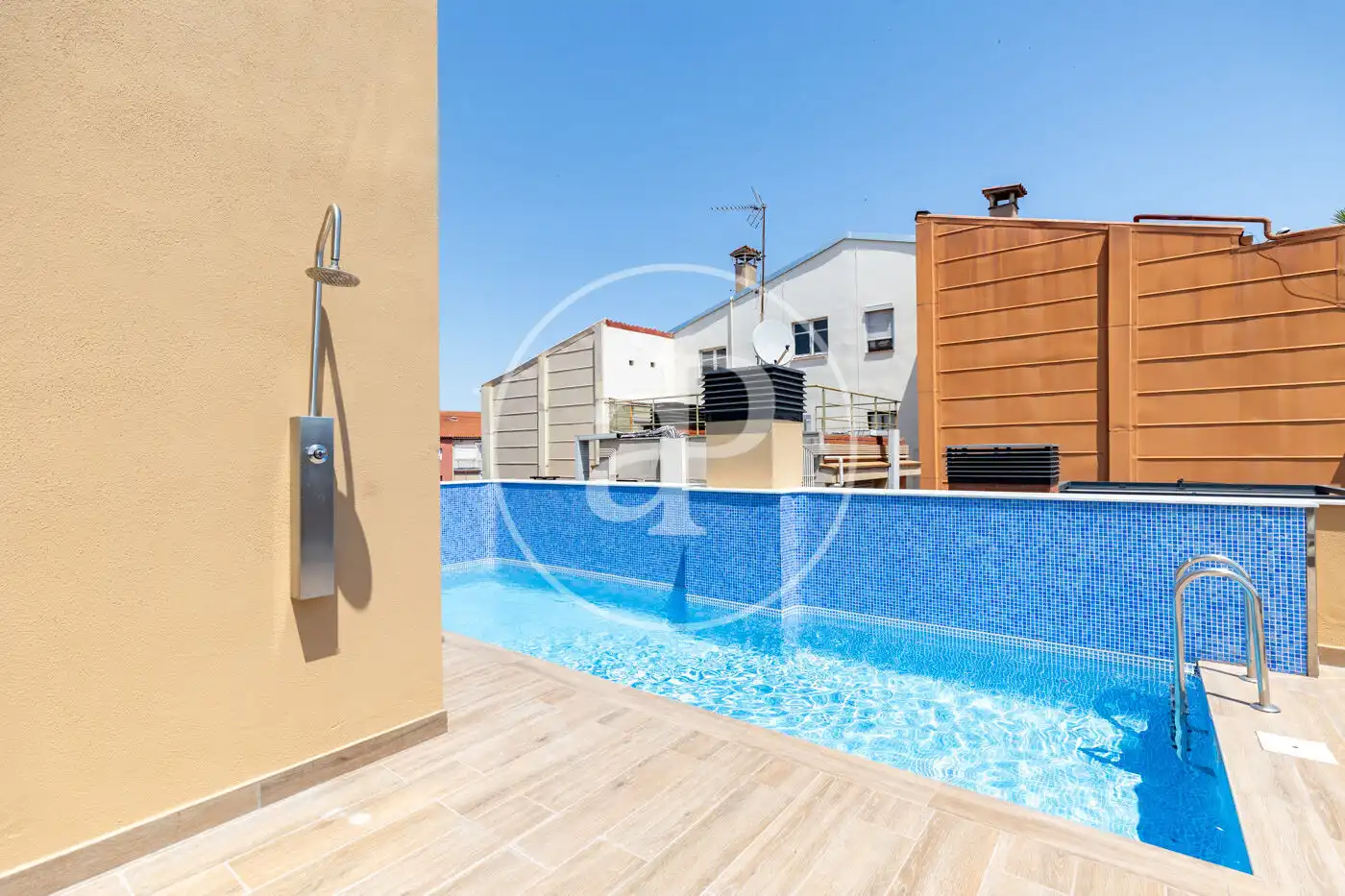 Schwimmbecken von Wohnung zum Verkauf in Barcelona mit Klimaanlage, Heizung und Balkon