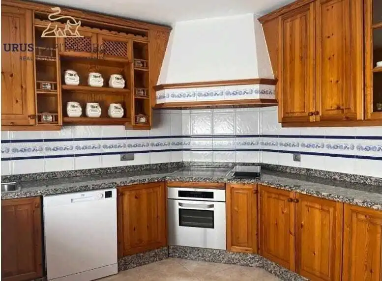 Cuina de Casa adosada en venda en Córdoba amb Aire condicionat, Calefacció i Jardí privat