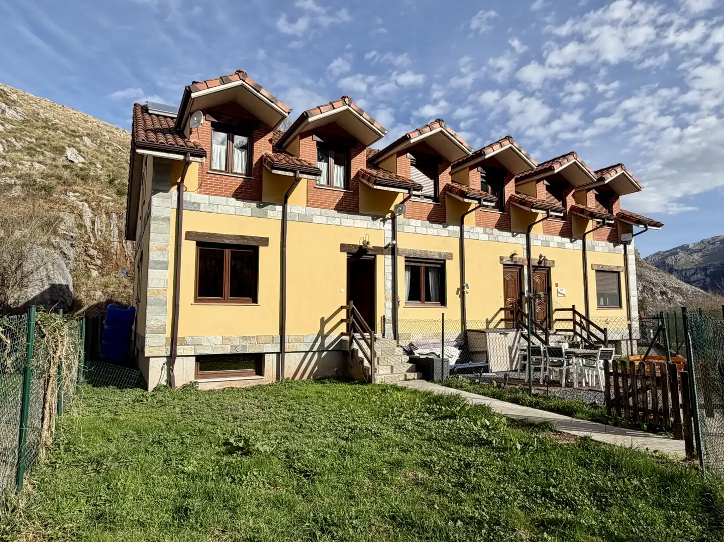 Außenansicht von Einfamilien-Reihenhaus zur Miete in San Roque de Riomiera mit Heizung und Privatgarten