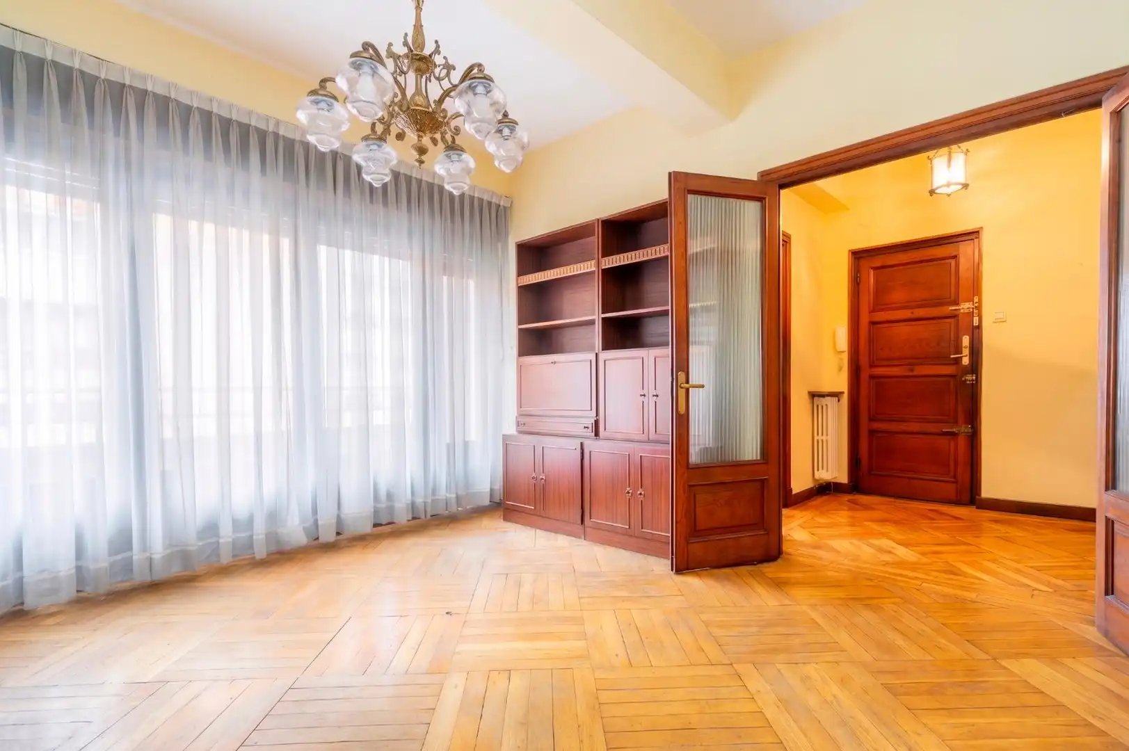 Sala d'estar de Pis en venda en Oviedo  amb Terrassa i Balcó