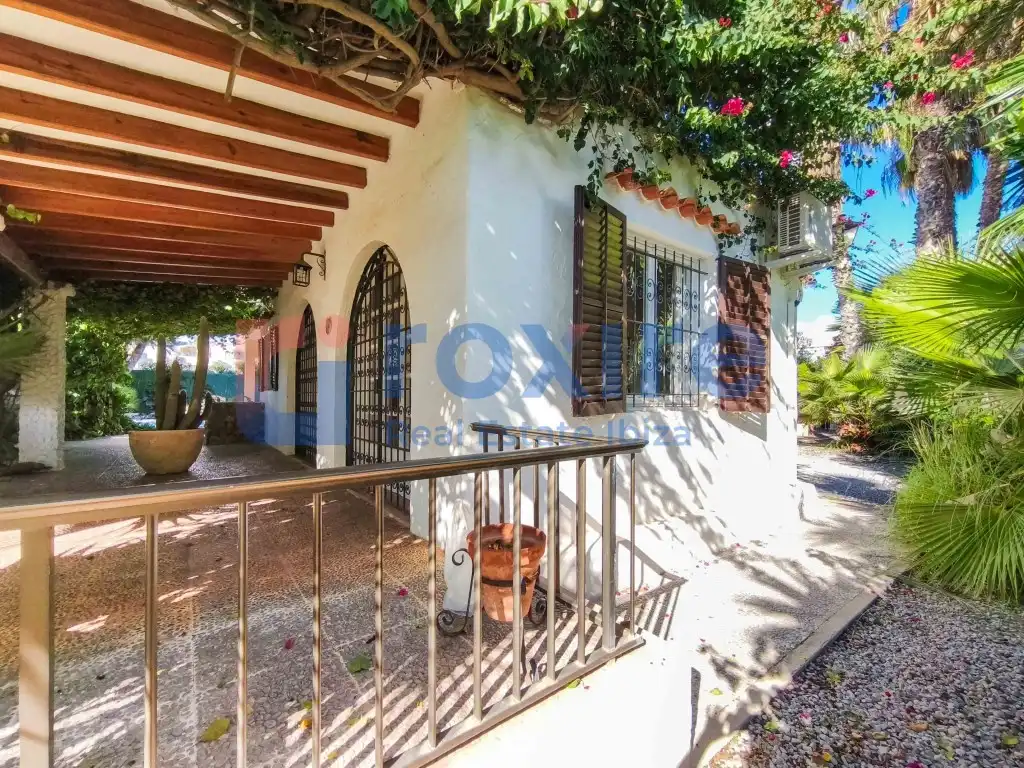 Vista exterior de Casa o xalet en venda en Eivissa amb Aire condicionat, Jardí privat i Terrassa