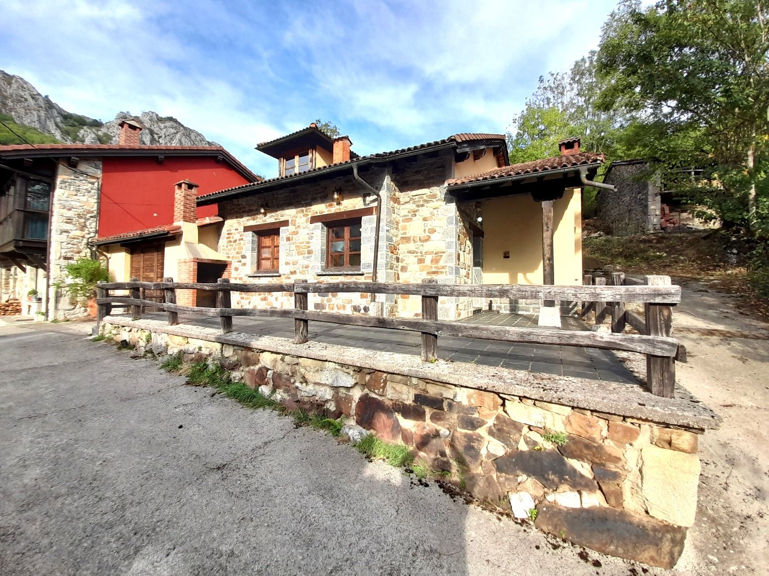 Vista exterior de Casa adosada en venda en Caso amb Calefacció, Terrassa i Traster