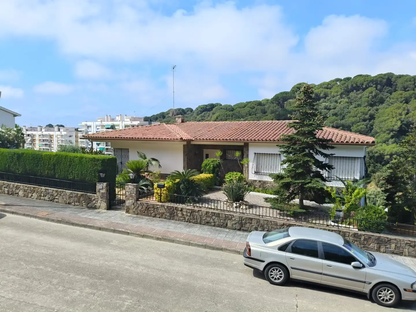Vista exterior de Casa o xalet en venda en Calella amb Calefacció, Jardí privat i Terrassa