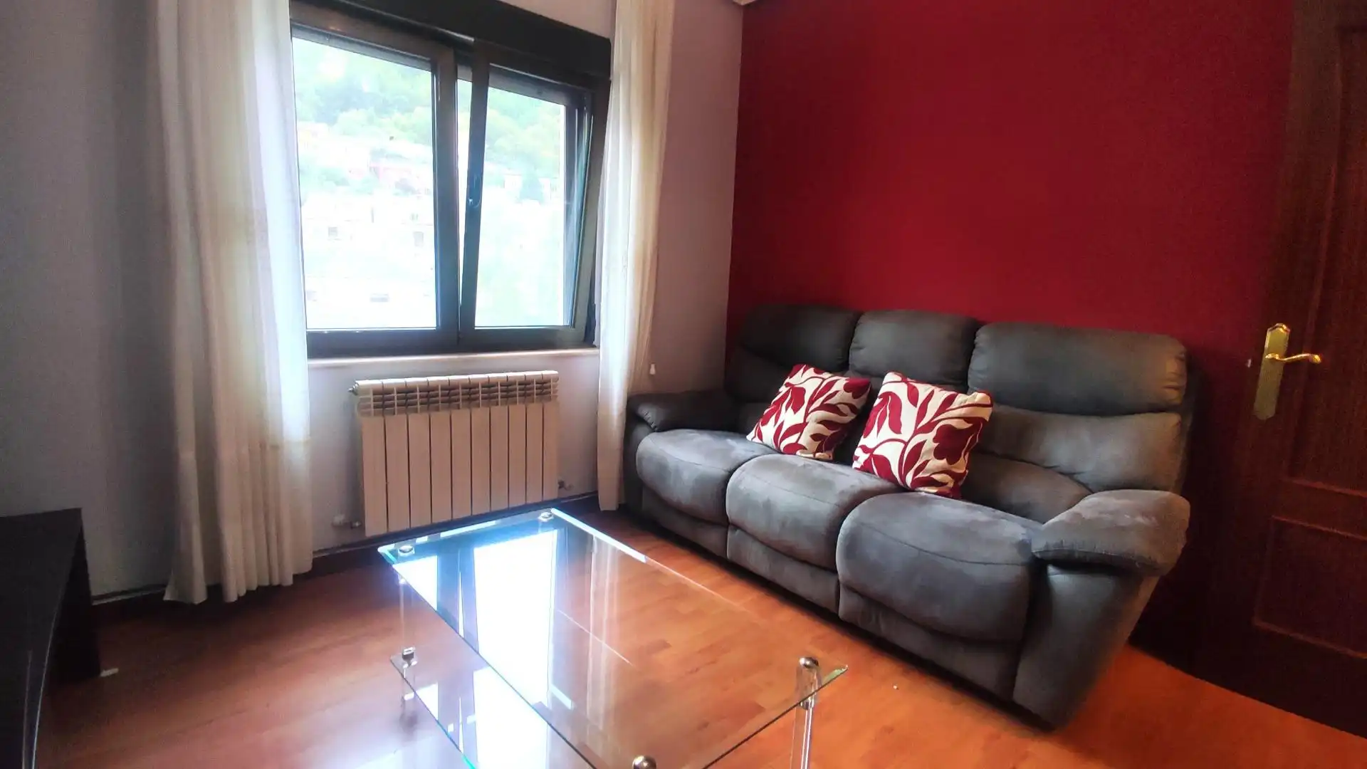 Sala d'estar de Pis de lloguer en Mieres (Asturias) amb Calefacció i Moblat