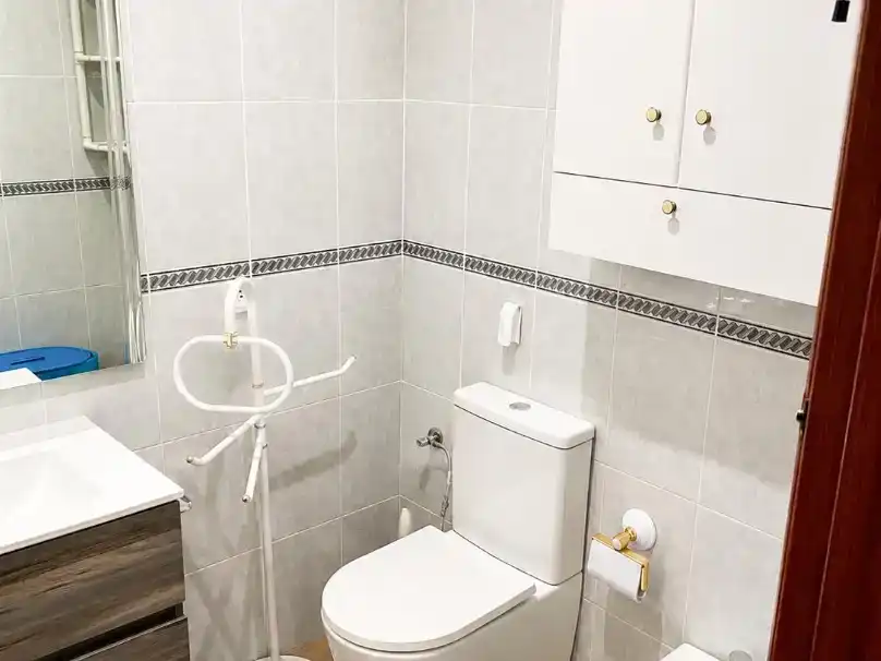 Bany de Pis de lloguer en Jaén amb Aire condicionat, Moblat i Balcó