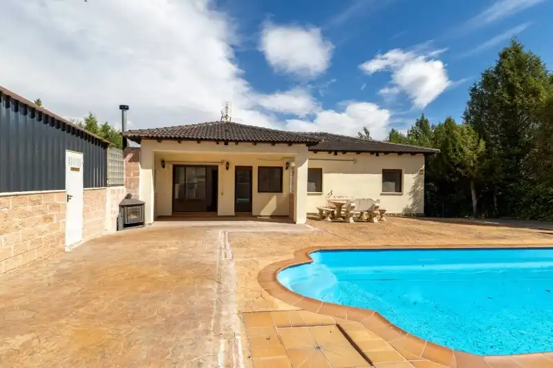 Vista exterior de Casa o xalet en venda en Duruelo amb Calefacció, Terrassa i Piscina