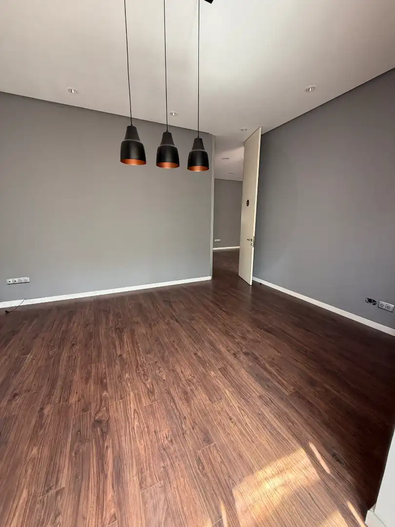 Büro zur Miete in Valencia mit Klimaanlage, Heizung und Balkon