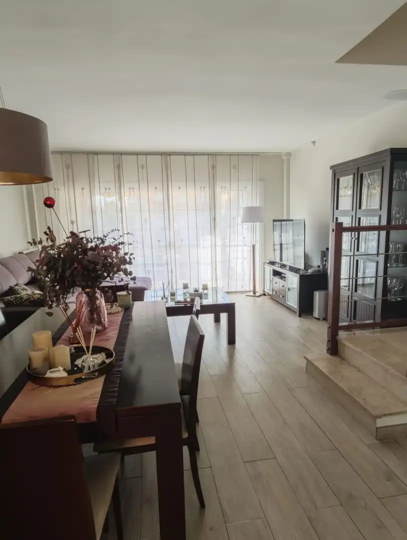 Wohnzimmer von Einfamilien-Reihenhaus zum Verkauf in Cubelles mit Klimaanlage, Heizung und Privatgarten