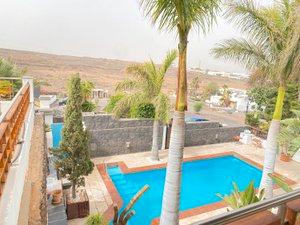 Vista exterior de Casa o xalet en venda en Yaiza amb Jardí privat, Terrassa i Piscina