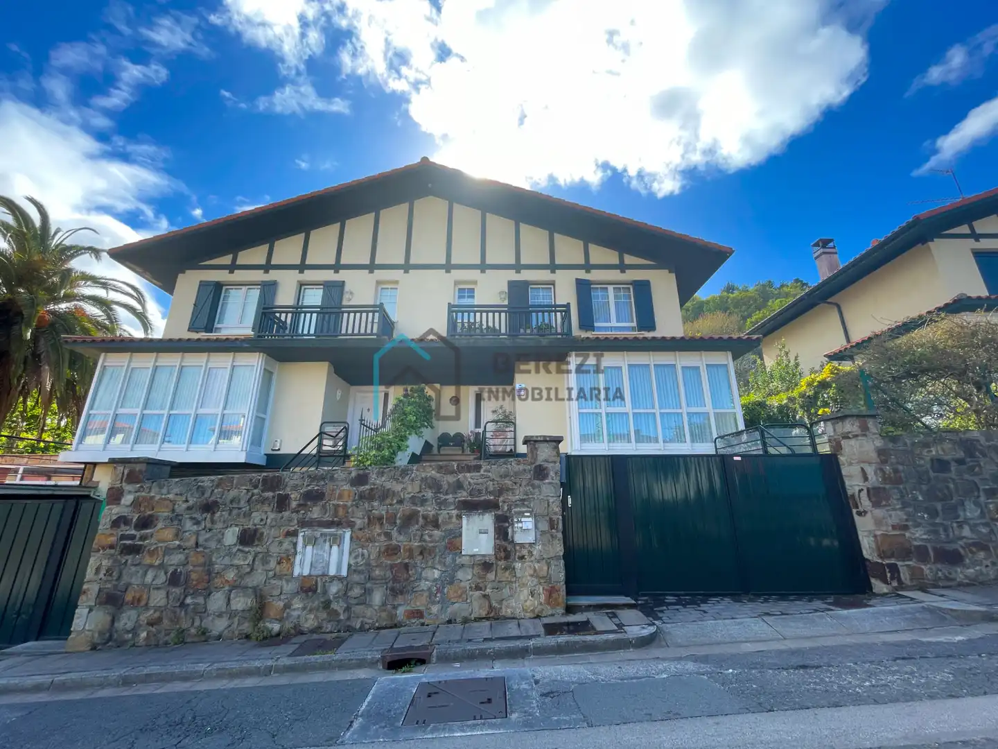 Vista exterior de Casa adosada en venda en Mundaka amb Calefacció, Jardí privat i Moblat