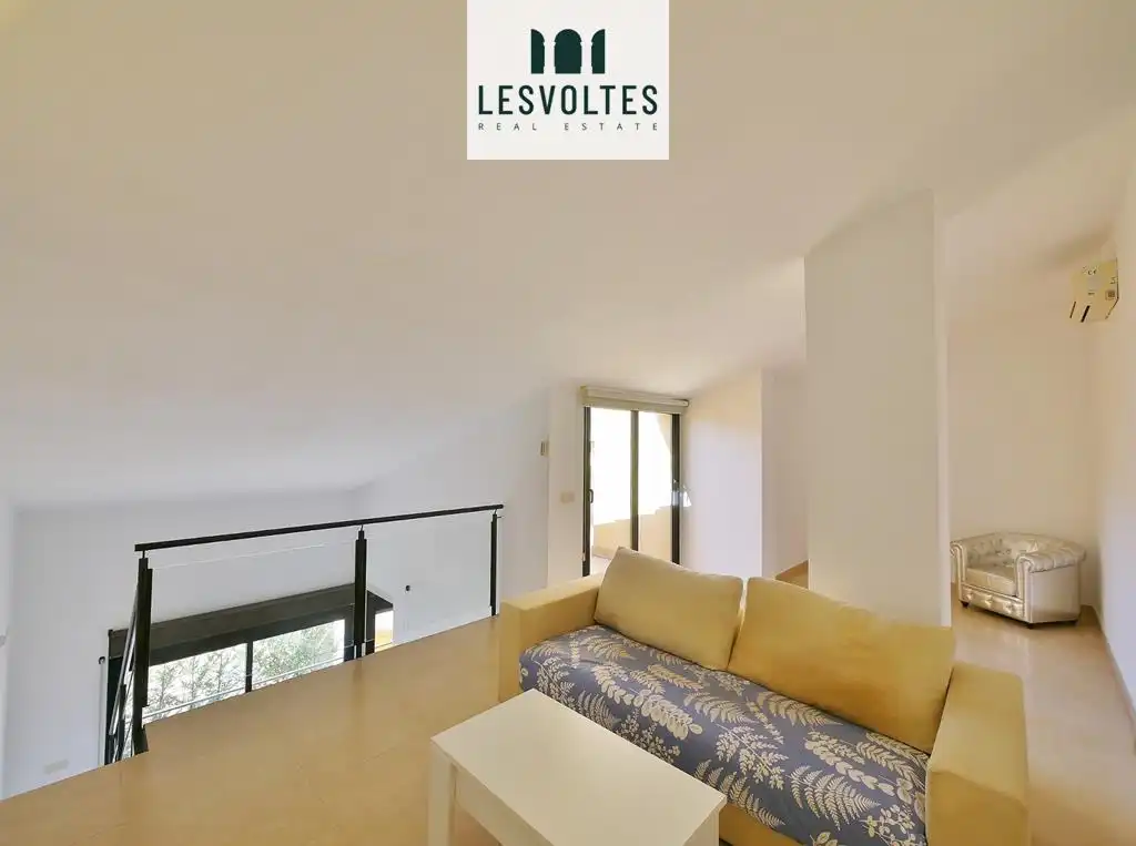 Sala de estar de Piso en venta en La Bisbal d'Empordà con Calefacción, Terraza y Amueblado