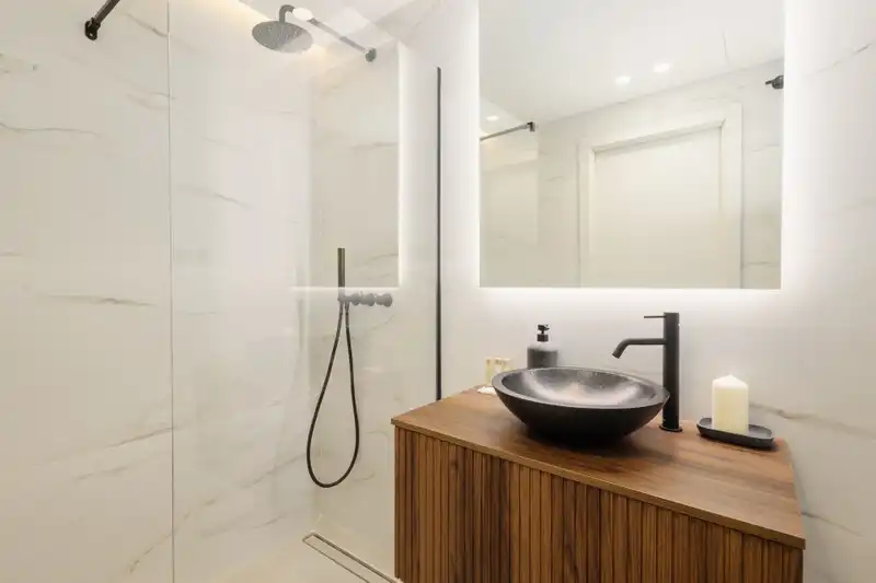 Badezimmer von Wohnungen zur Miete in Marbella mit Klimaanlage, Möbliert und Fernseher