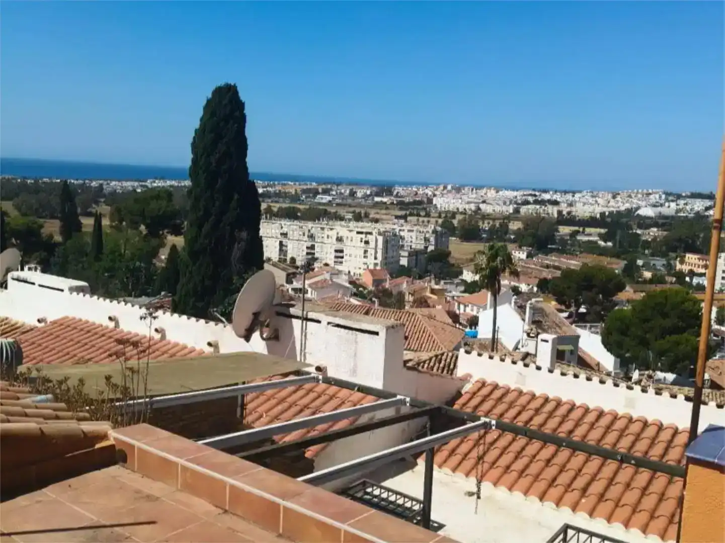 Vista exterior de Casa o xalet en venda en Marbella amb Aire condicionat