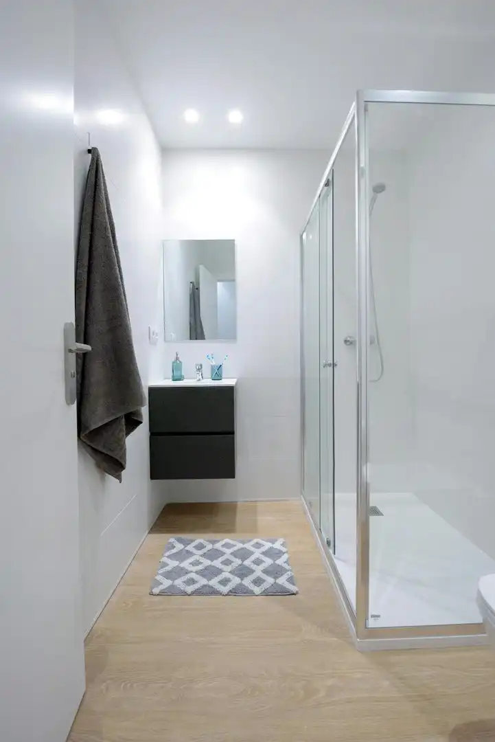 Bathroom of Flat for share in Valencia  with Air Conditioner, Furnished and TV