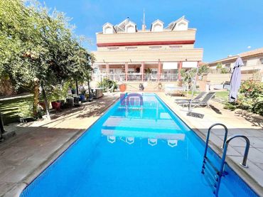 Casa con piscina en venta en Valdepeñas