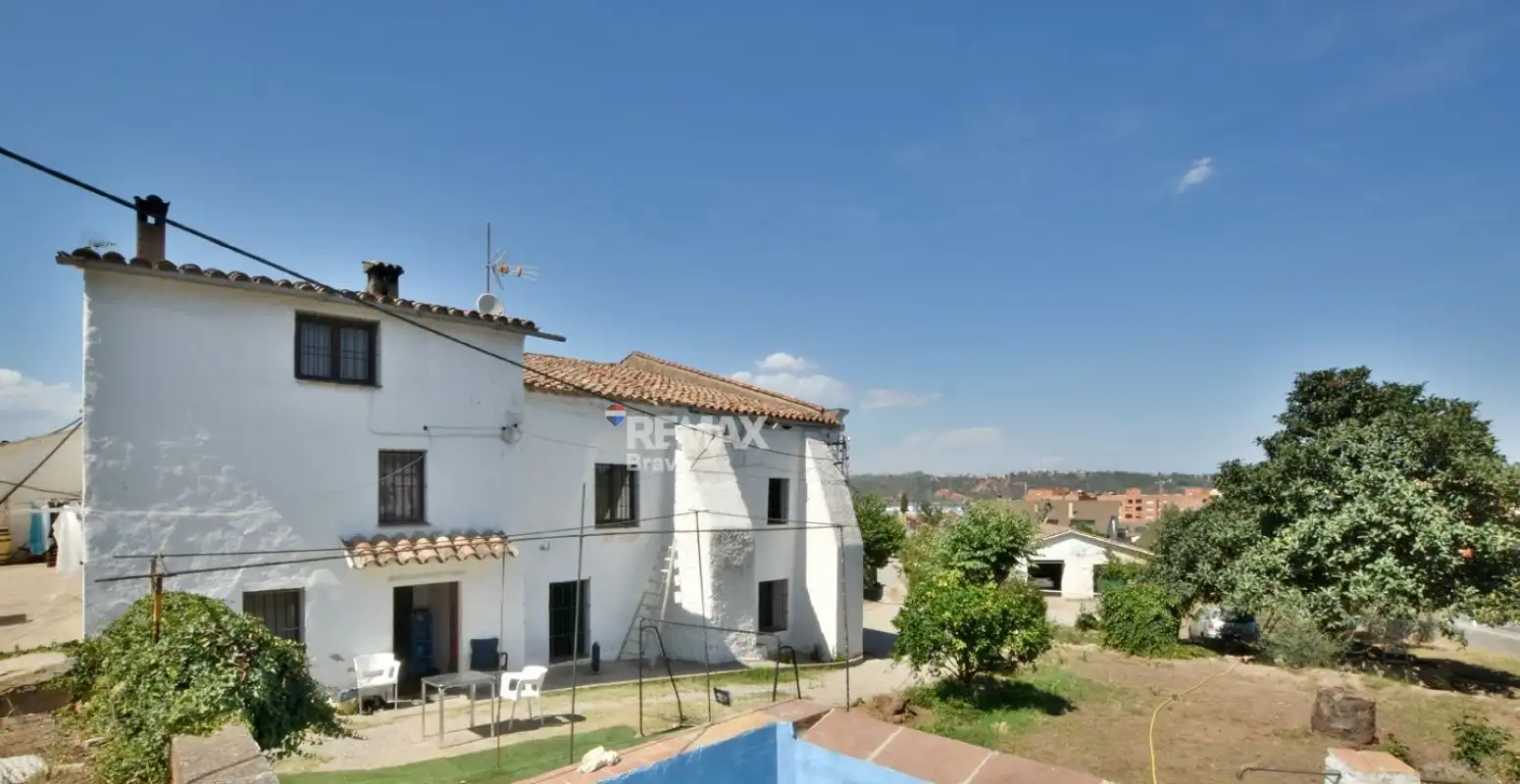 Vista exterior de Finca rústica en venda en Sant Andreu de la Barca amb Jardí privat