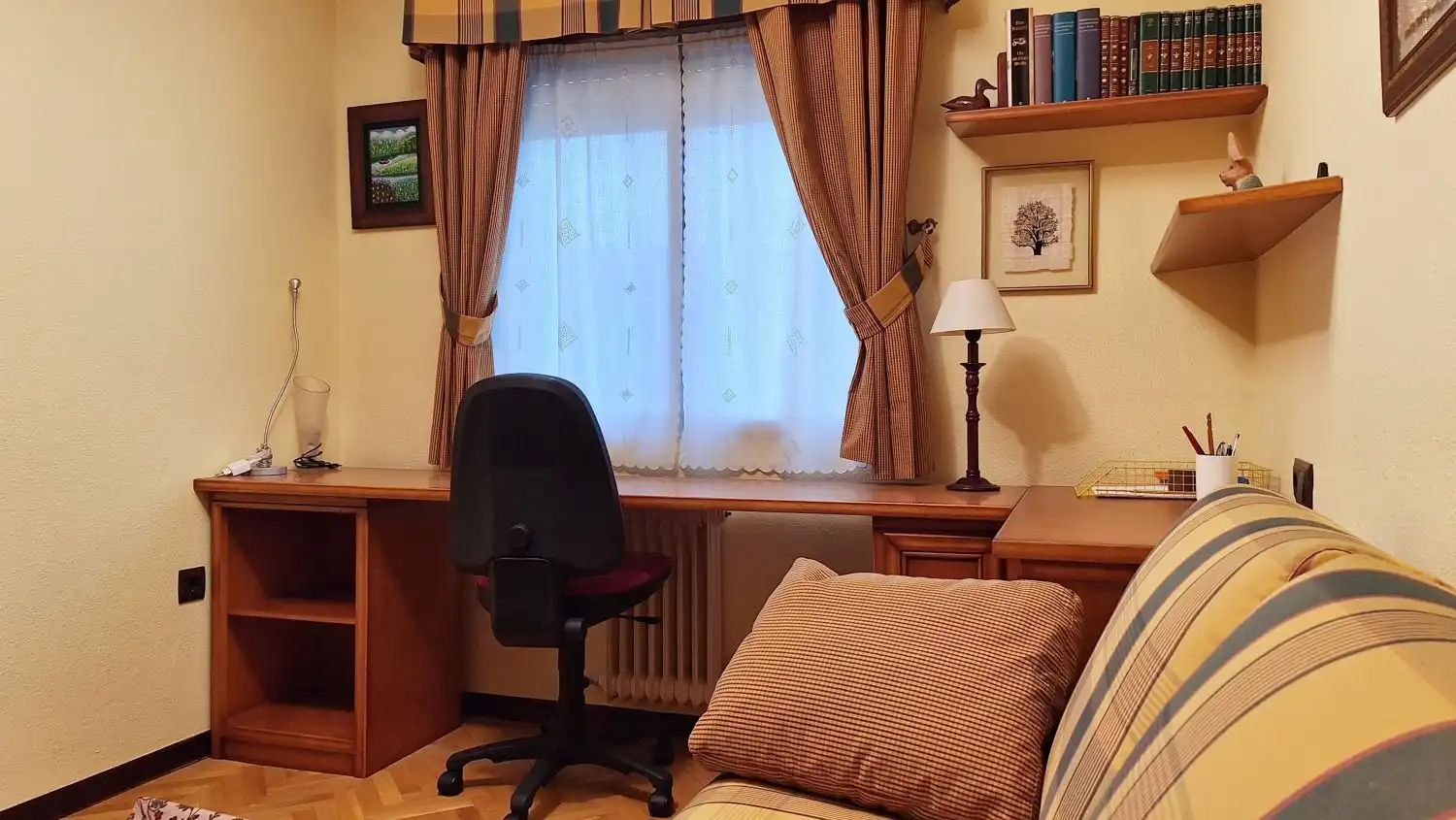 Sala de estar de Piso de alquiler en Oviedo  con Calefacción, Parquet y Amueblado